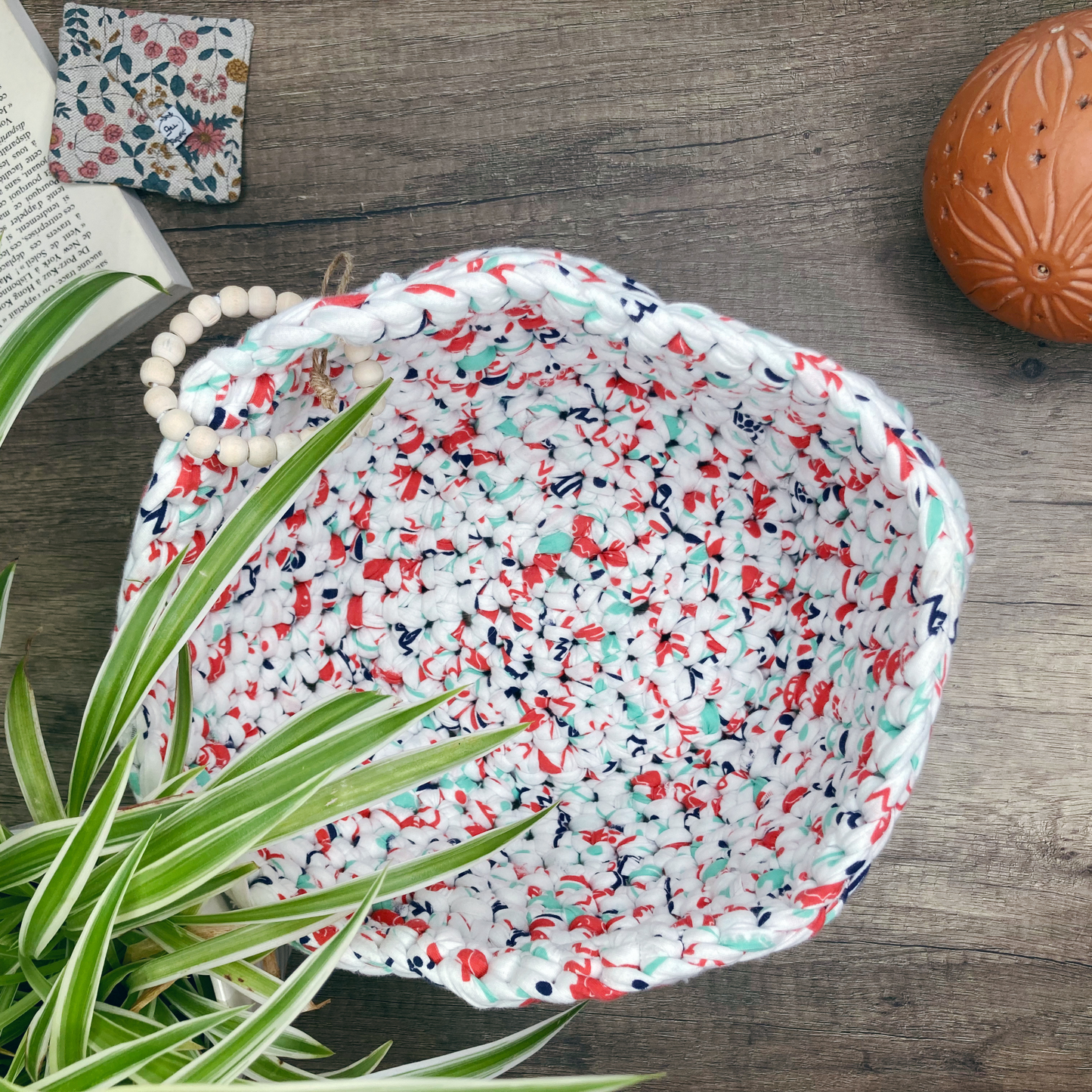 Panière en crochet – Blanc chiné (Rouge, vert)