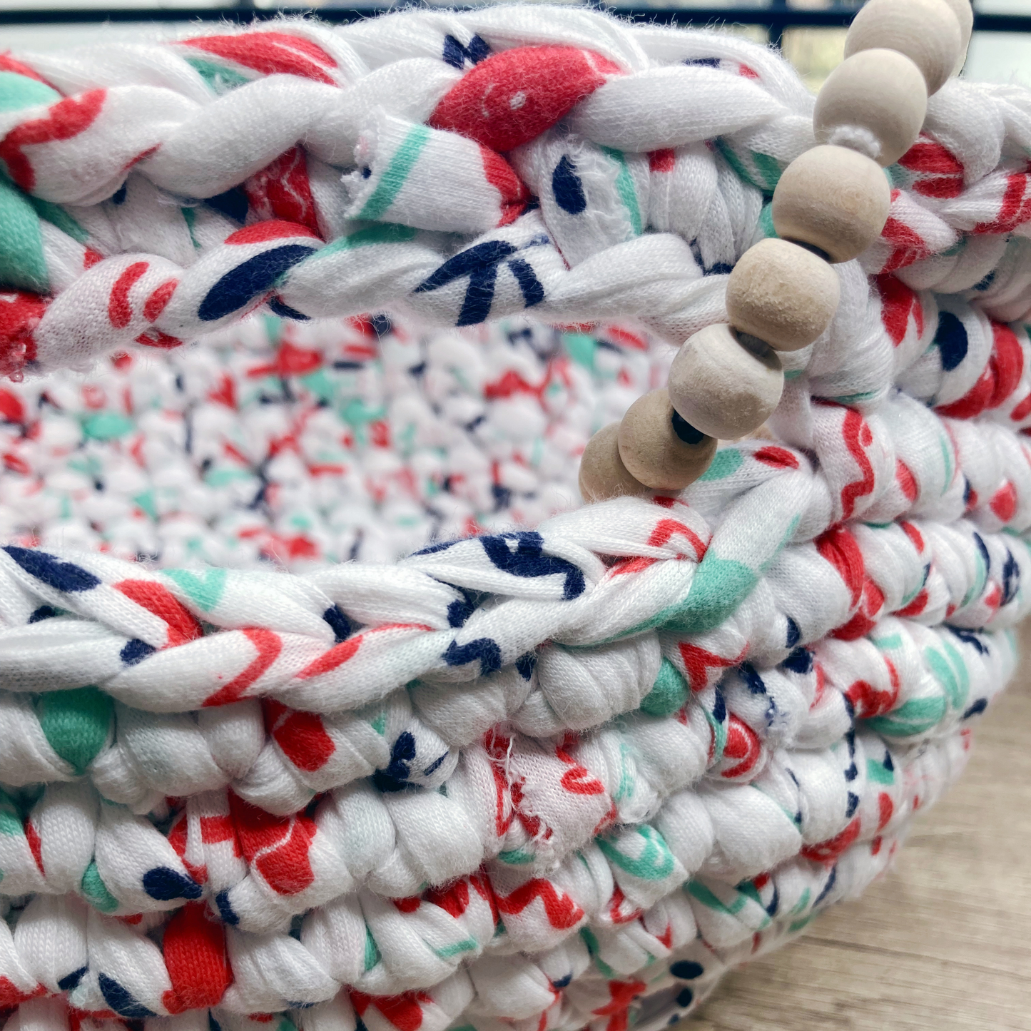 Panière en crochet – Blanc chiné (Rouge, vert)