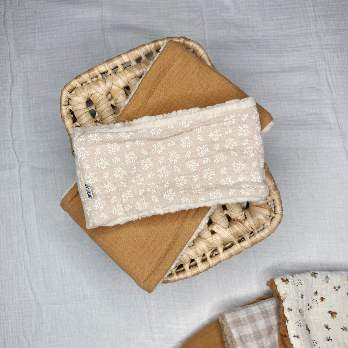Tour de cou - Beige motif fleurs blanches