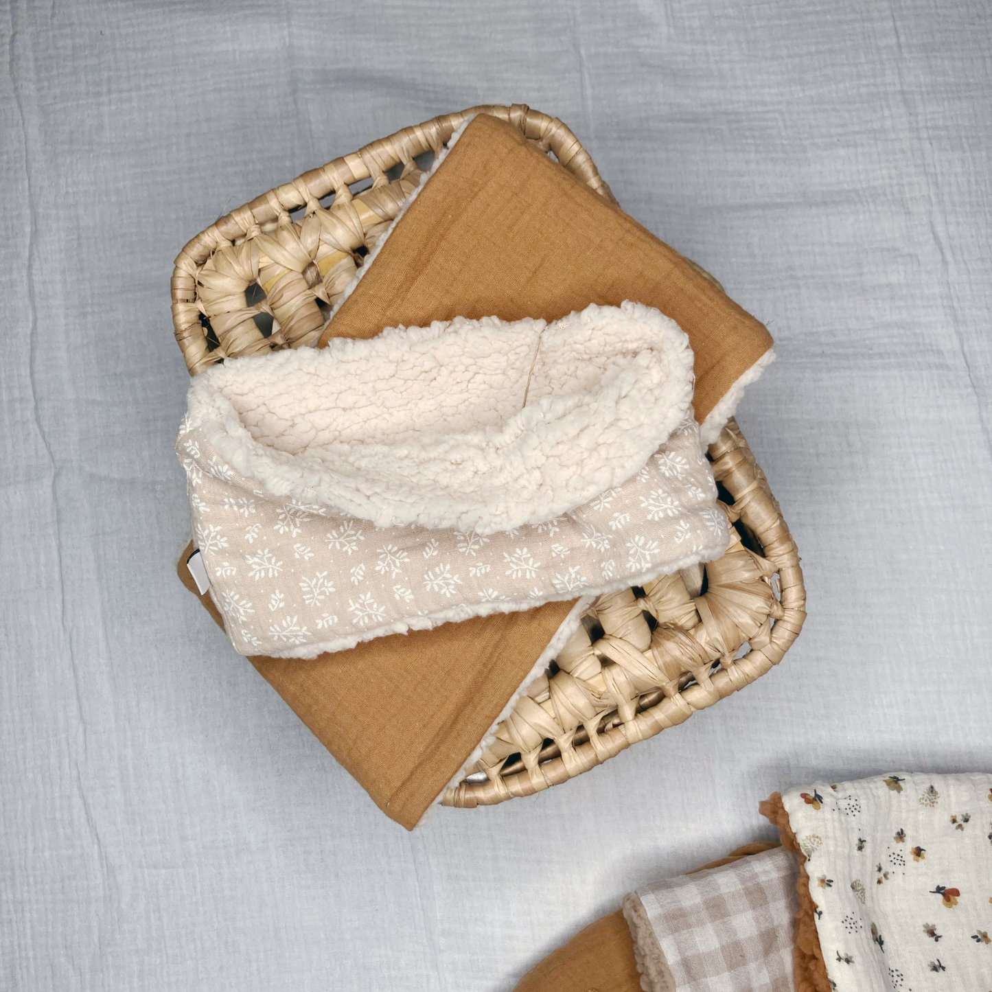 Tour de cou - Beige motif fleurs blanches