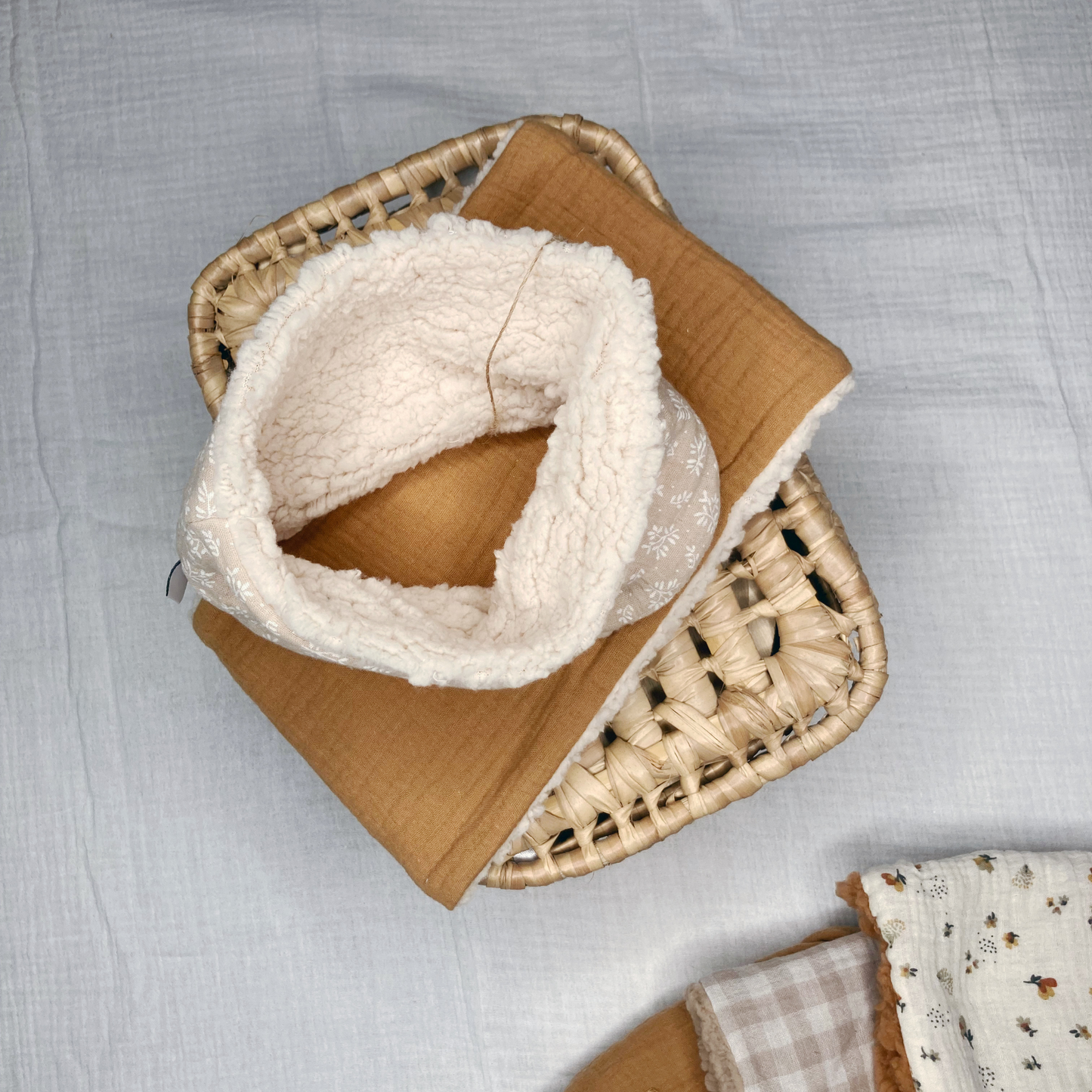 Tour de cou - Beige motif fleurs blanches