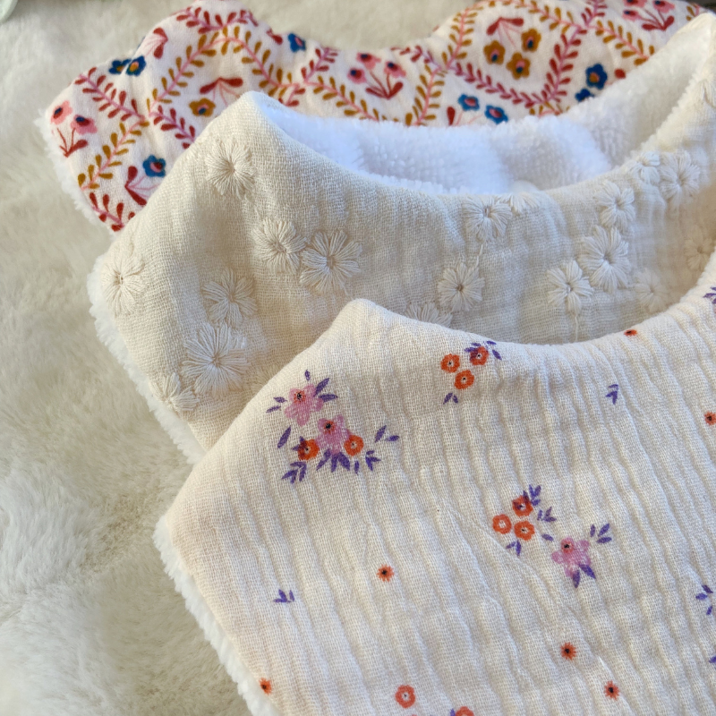 Bavoir bandana - Beige fleuri rose/orang/parme
