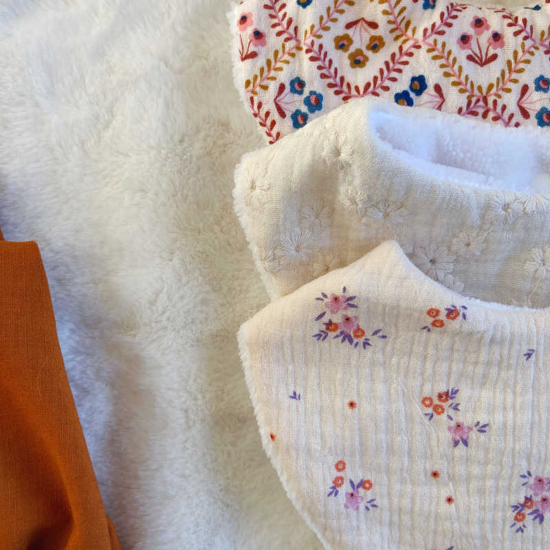 Bavoir bandana - Beige fleuri rose/orang/parme