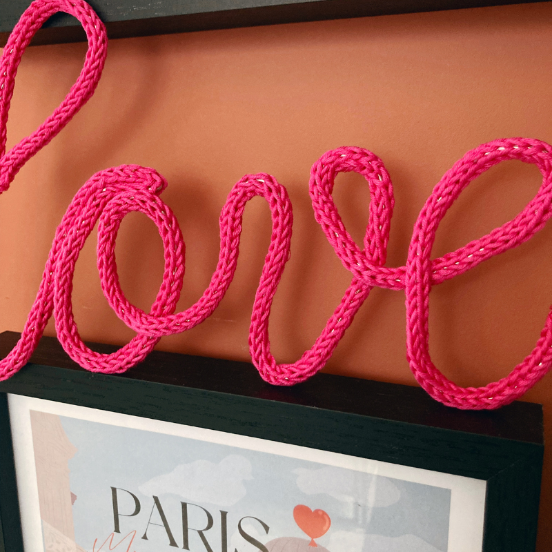 Décoration Murale en Tricotin - Love