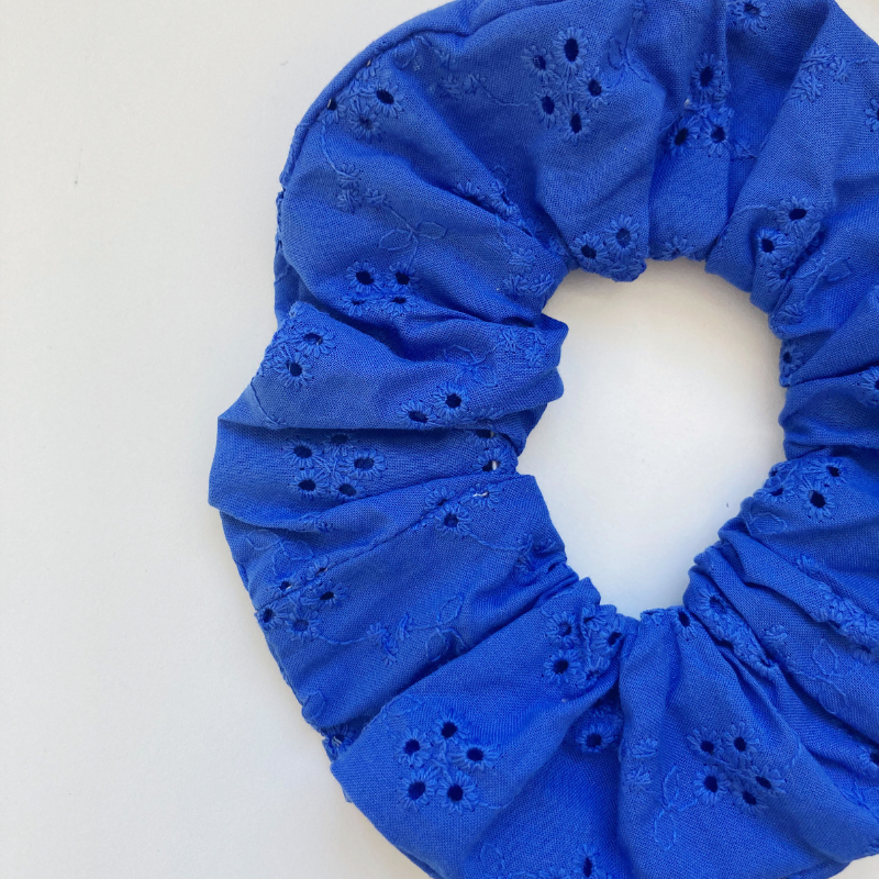 Chouchou Tissu - Broderie anglaise bleu