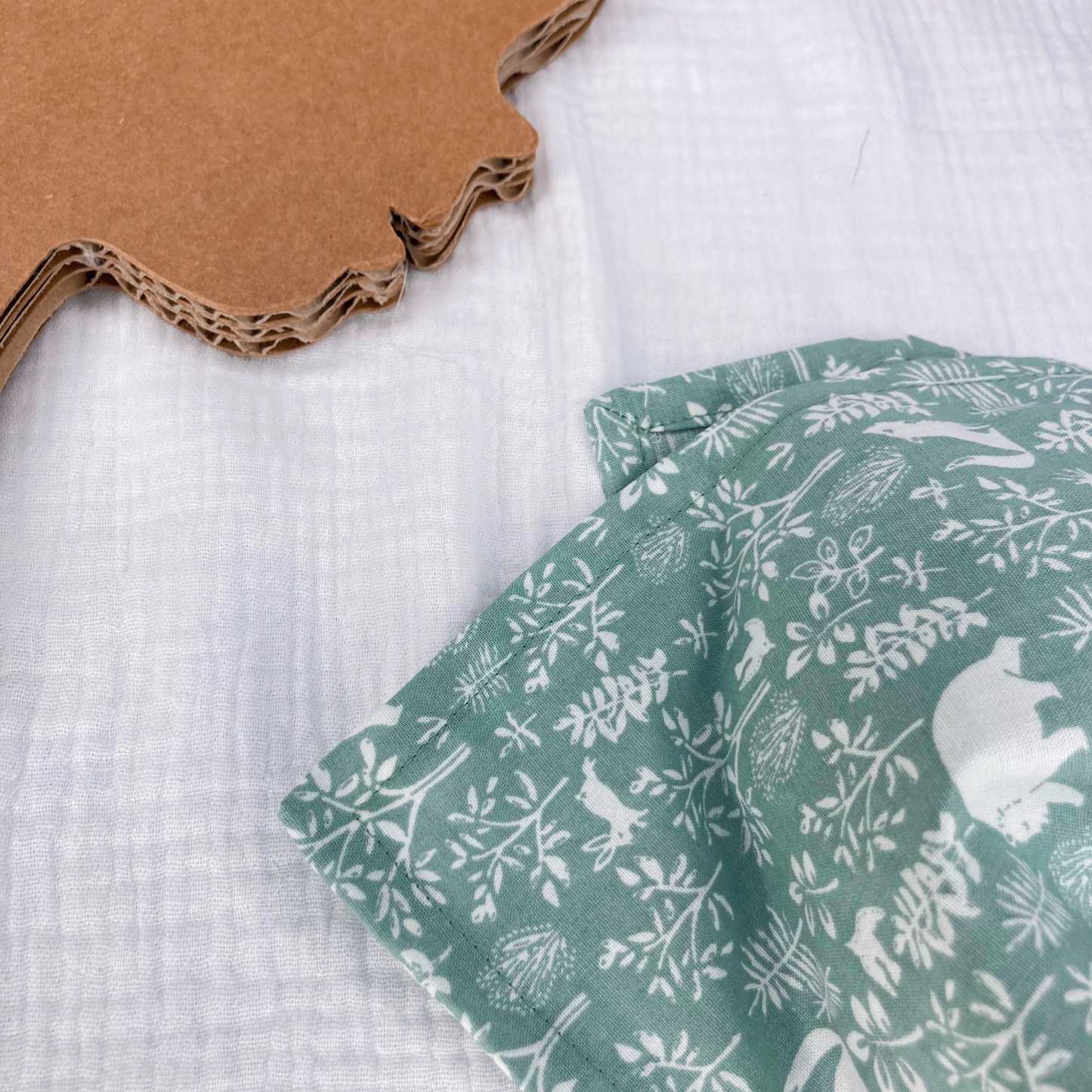 Bandana / Foulard enfant – Vert sauge motif animaux foret