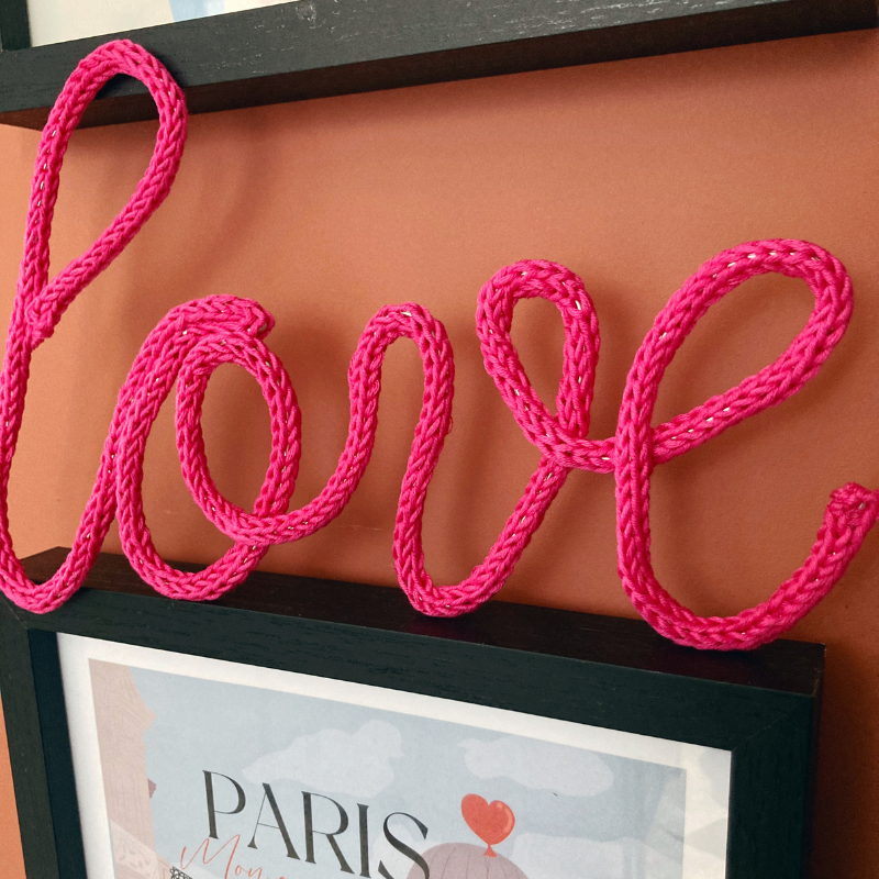 Décoration Murale en Tricotin - Love