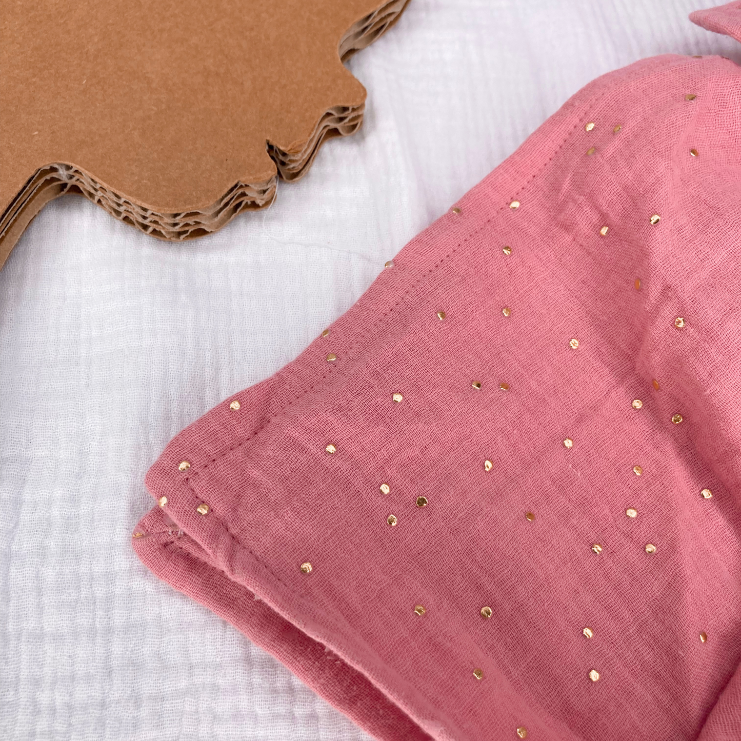 Bandana / Foulard enfant – Rose thé à pois dorés