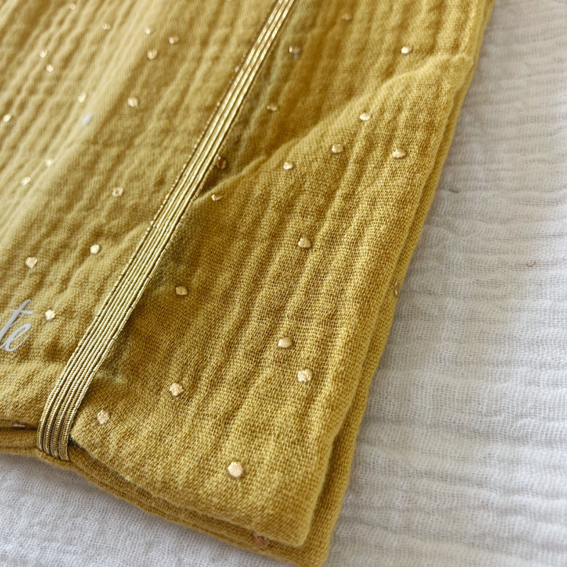 Protège carnet de santé - Gaze de coton Moutarde à pois doré - La Petite Framboise