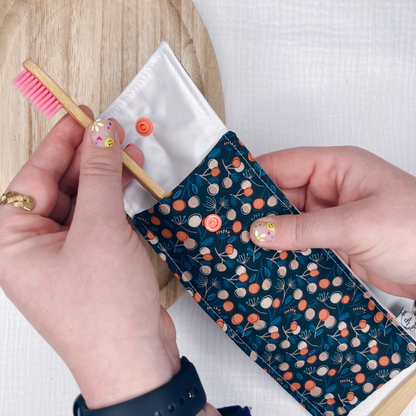 Pochette à Brosse à Dents Imperméable - Bleu et baies corail - La Petite Framboise