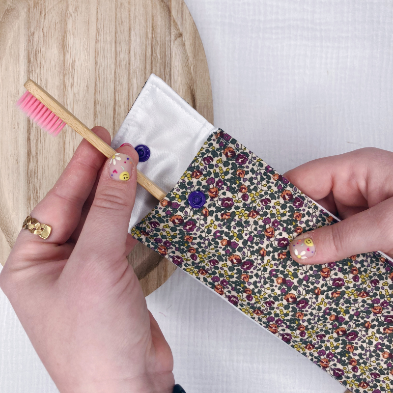 Pochette à Brosse à Dents Imperméable - Beige fleuri vert/violet - La Petite Framboise