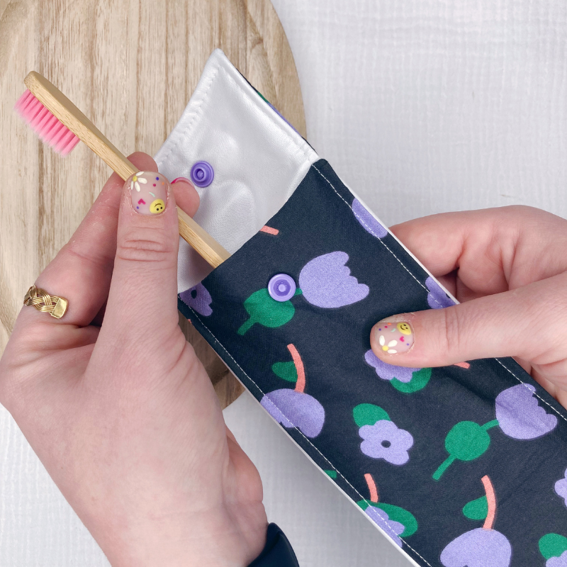 Pochette à Brosse à Dents Imperméable - Noir à fleur violette - La Petite Framboise