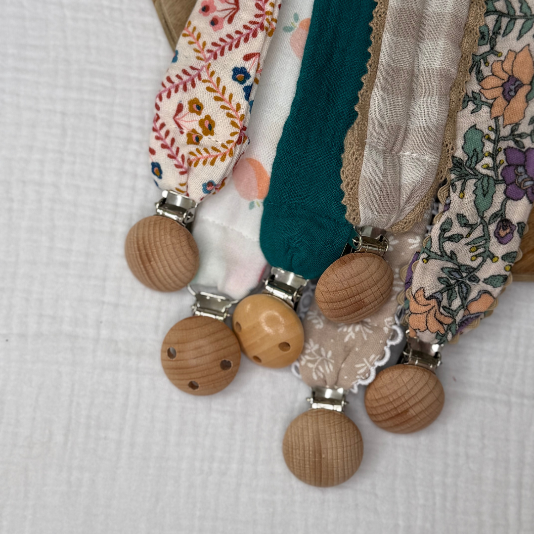 Attache tétine - Fleur violette + dentelle