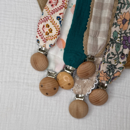 Attache tétine - Fleur violette + dentelle