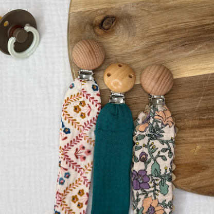 Attache tétine - Fleur violette + dentelle