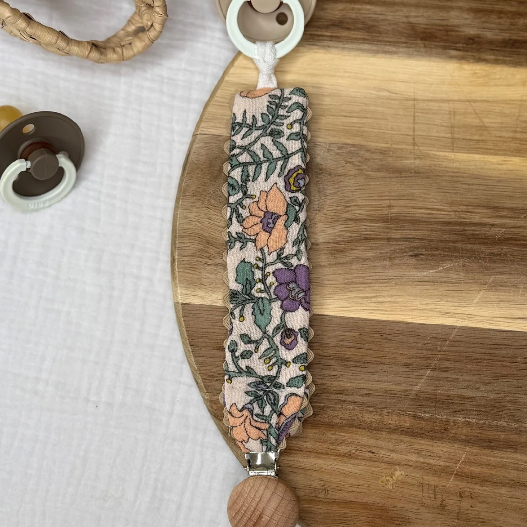 Attache tétine - Fleur violette + dentelle