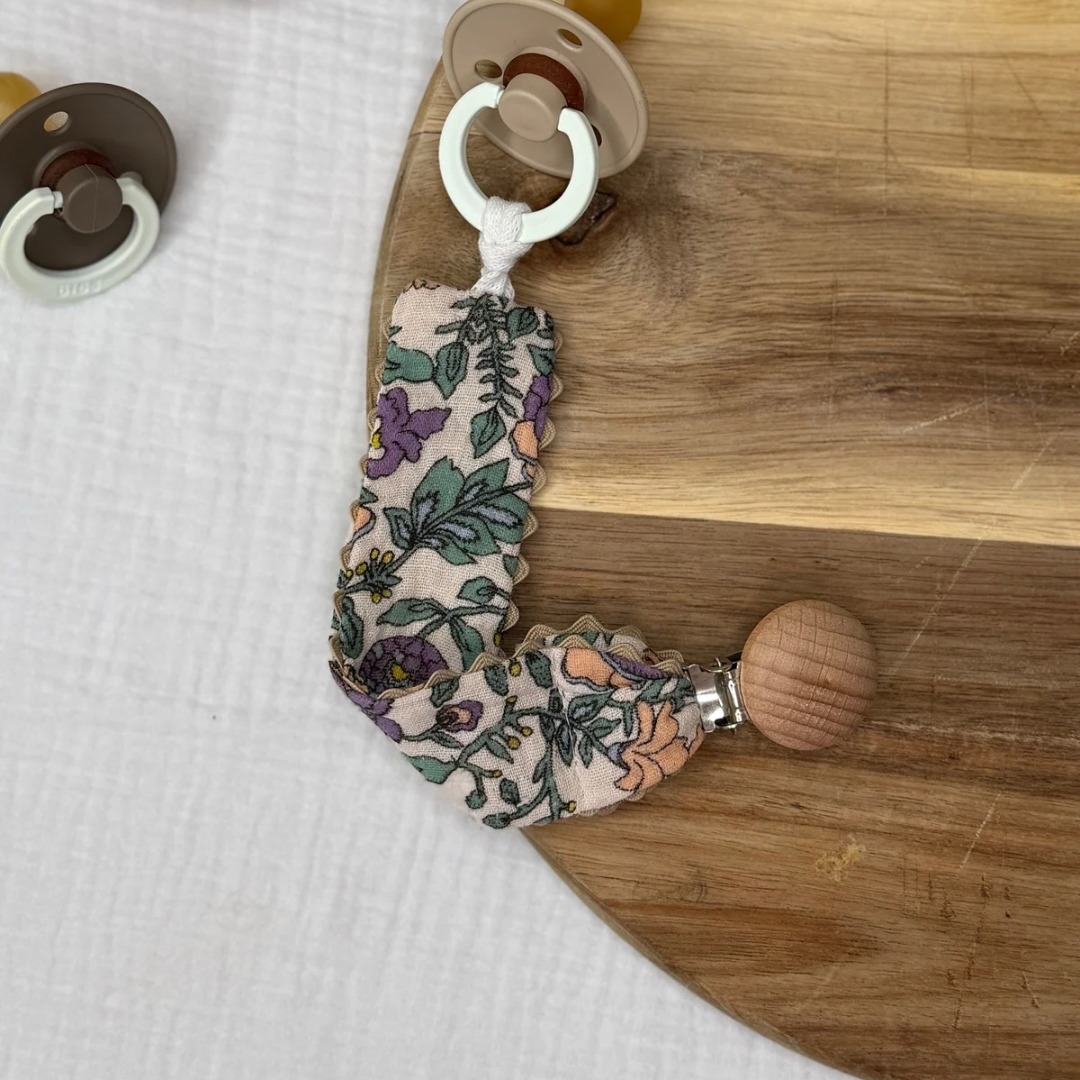 Attache tétine - Fleur violette + dentelle