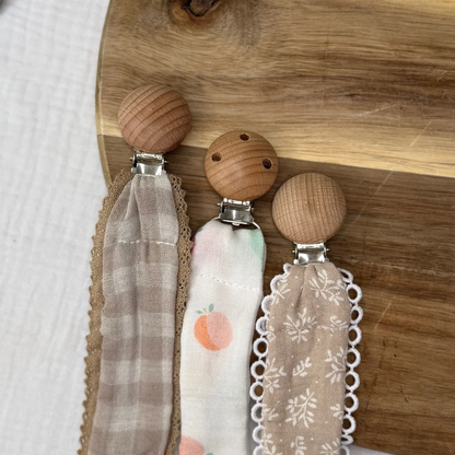 Attache tétine - Beige fougère + dentelle